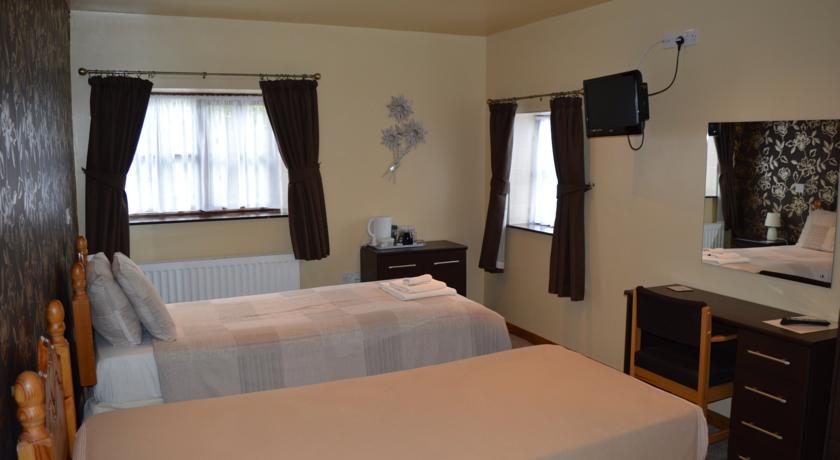 Hopley House twin bedded room